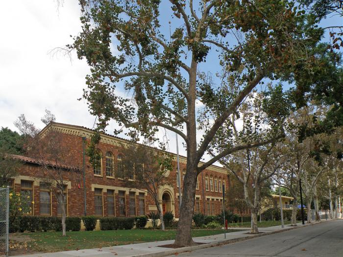 Image of Dorris Place Elementary School courtesy of Wikimapia.org, a collaborative open-content mapping project.